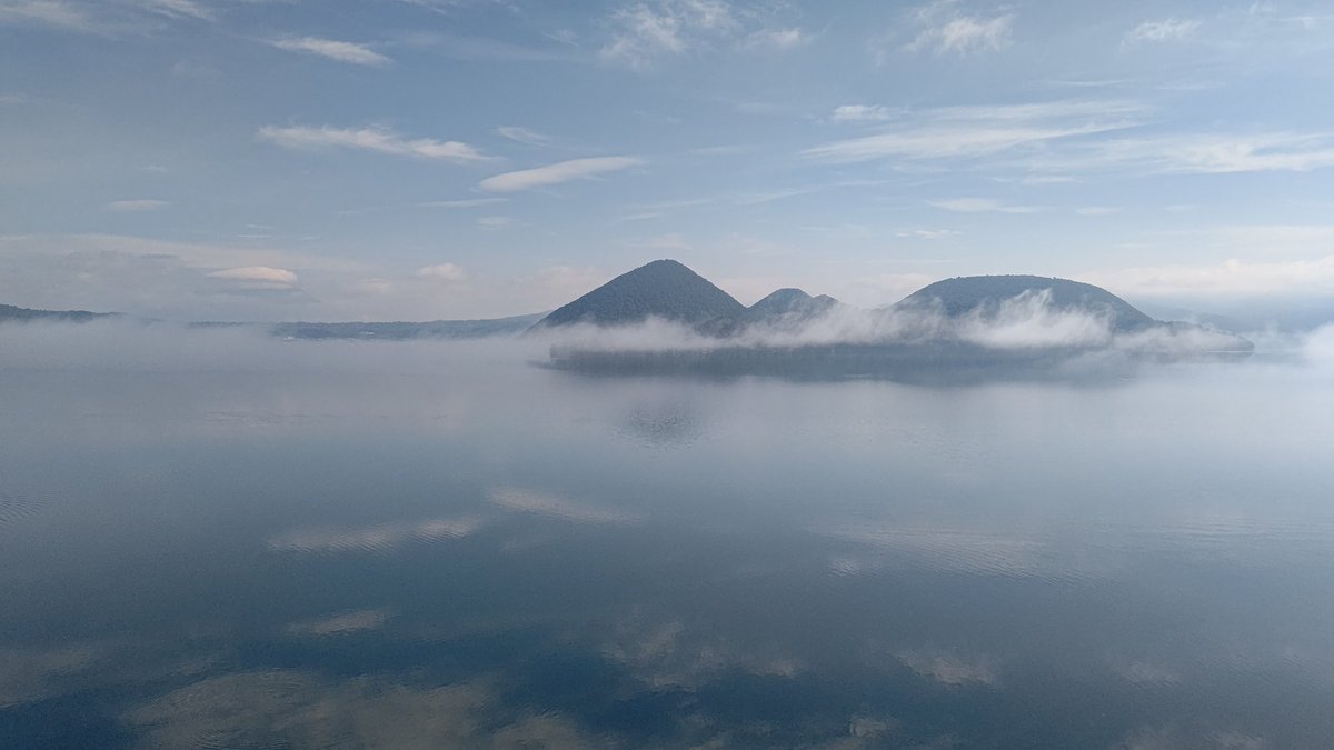 _sora_no_method's tweet photo. そしてこちらが現在の湖畔です♪

霧が流れて綺麗な洞爺湖ブルーの湖面も見えて来ました！

#洞爺湖温泉 #洞爺湖町 #壮瞥町 #洞爺湖
#洞爺湖有珠山ジオパーク
#そらメソ #sorameso #toyakotown https://t.co/Xamqjaft15