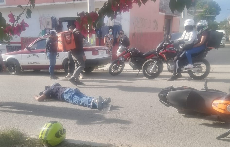 ImparcialOaxaca's tweet photo. Motociclista derrapado sobre la avenida Luis Echeverría en #LaExperimental a la altura de Comercial Meraz.
Se espera la llega de elementos de la #PolicíaVialEstatal y paramédicos. https://t.co/NXX8styFk9