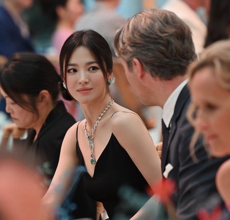 songhyekyo_PH's tweet photo. Goddess #SongHyeKyo #SongHyeKyoInParis https://t.co/hanglXEMpM