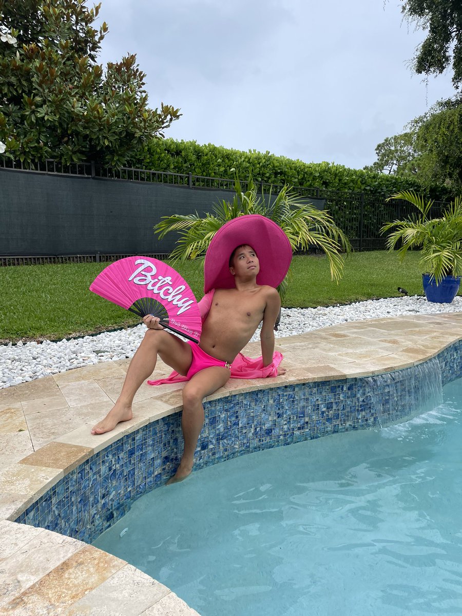 marfel92's tweet image. Good Times, Tan Lines #prettyinpink #4thOfJuly #poolscene #gayrights