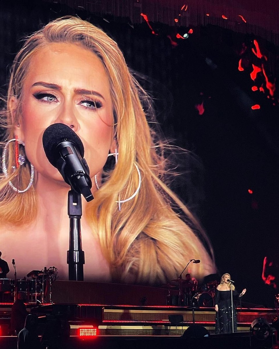 Adelettes2's tweet photo. ⭐ Adele @Adele Live at BST Hyde Park London United Kingdom Saturday July 2 2022 ⭐
 #AdeleBST
📸©️Photos by YG
https://t.co/MNDVuva9jn https://t.co/Gulvzrsa8I
