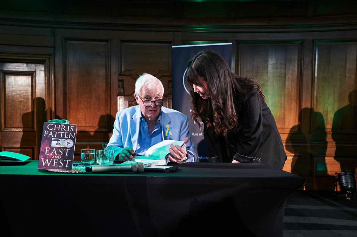 catherinekyli's tweet image. 🧵Yesterday (1/7) marked the 25th anniversary of #HongKong’s #handover. I have attended two very timely events, one being the book The Hong Kong Diaries launch event with Lord #ChrisPatten by @hk_watch and another vigil by HK Aid. 

📸 my photo with Lord Patten by @LifeByStills
