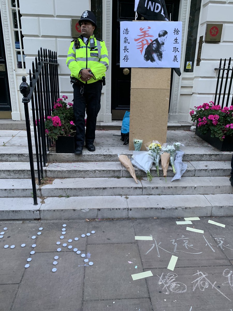 catherinekyli's tweet image. 🧵Yesterday (1/7) marked the 25th anniversary of #HongKong’s #handover. I have attended two very timely events, one being the book The Hong Kong Diaries launch event with Lord #ChrisPatten by @hk_watch and another vigil by HK Aid. 

📸 my photo with Lord Patten by @LifeByStills