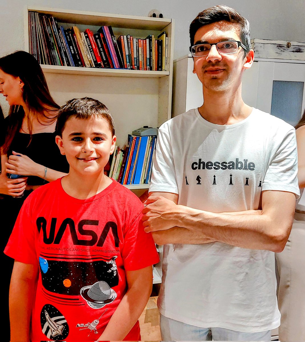 eldandidelcongo's tweet image. Hemos disfrutado del sueño de participar en el Torneo Blitz de Chess24 con estrellas del ajedrez mundial.Magnus Carlsen,Campeón del Mundo.Anish Giri,"El niño" Antón,Pepe Cuenca,El Divis,Alan Pichot...Un día inolvidable con Darío.Gracias @chess24es y @El_Divis
#ajedrez #candidatos