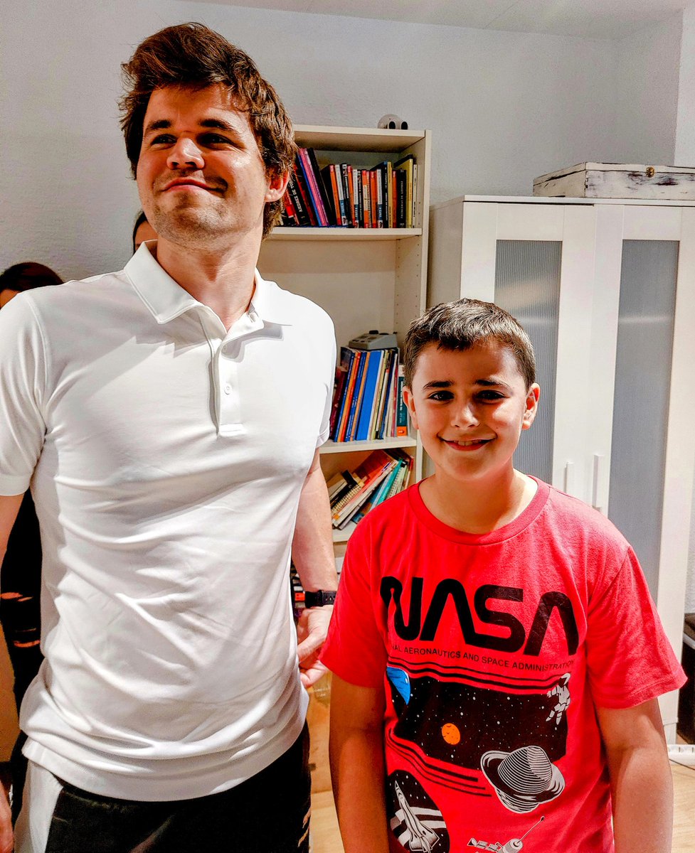 eldandidelcongo's tweet image. Hemos disfrutado del sueño de participar en el Torneo Blitz de Chess24 con estrellas del ajedrez mundial.Magnus Carlsen,Campeón del Mundo.Anish Giri,"El niño" Antón,Pepe Cuenca,El Divis,Alan Pichot...Un día inolvidable con Darío.Gracias @chess24es y @El_Divis
#ajedrez #candidatos