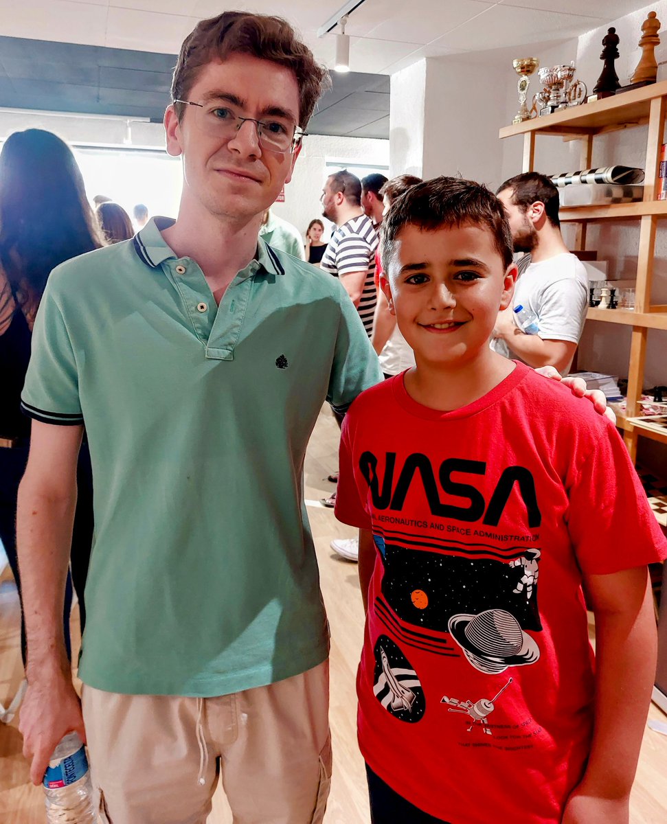 eldandidelcongo's tweet image. Hemos disfrutado del sueño de participar en el Torneo Blitz de Chess24 con estrellas del ajedrez mundial.Magnus Carlsen,Campeón del Mundo.Anish Giri,"El niño" Antón,Pepe Cuenca,El Divis,Alan Pichot...Un día inolvidable con Darío.Gracias @chess24es y @El_Divis
#ajedrez #candidatos