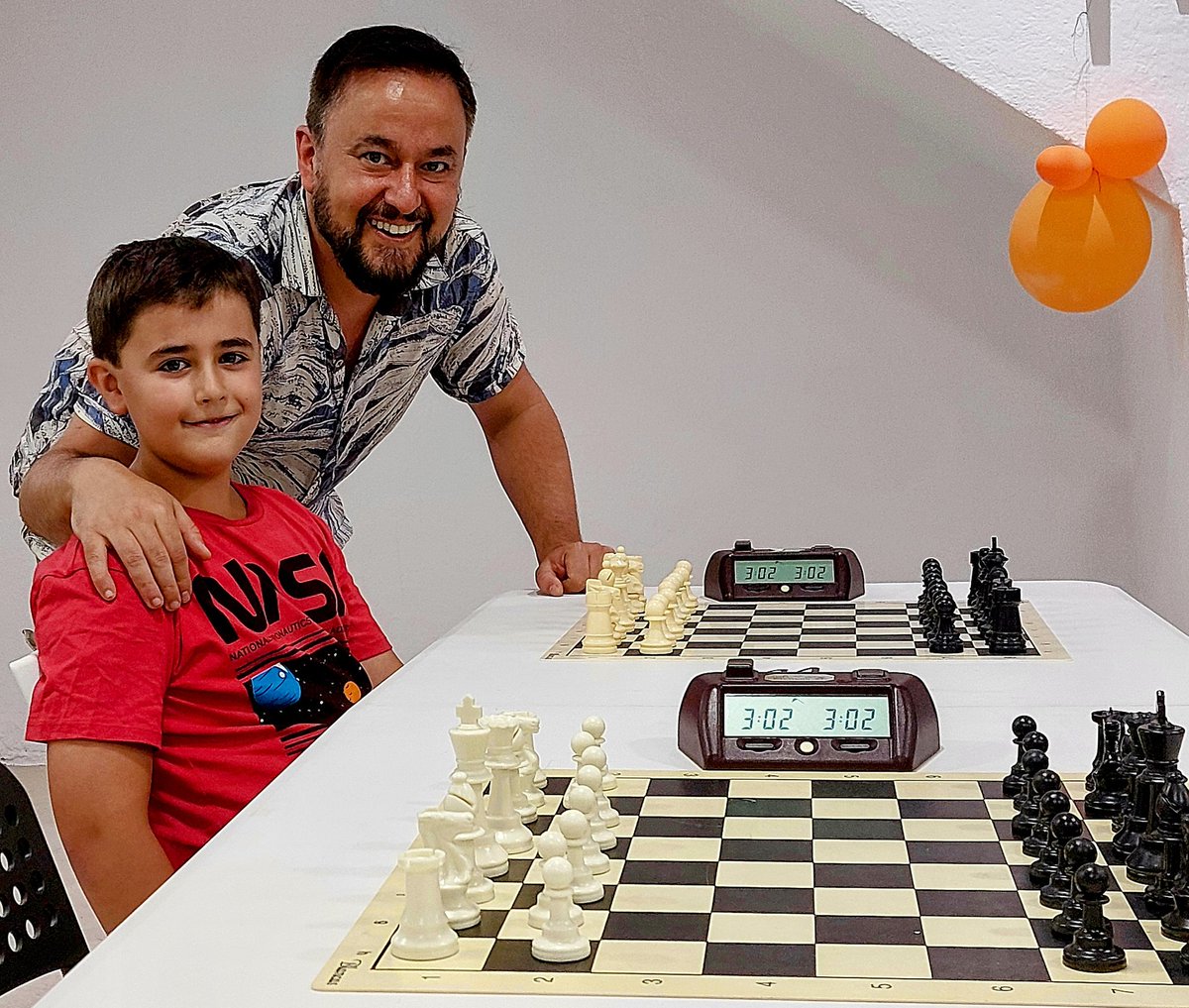 eldandidelcongo's tweet image. Hemos disfrutado del sueño de participar en el Torneo Blitz de Chess24 con estrellas del ajedrez mundial.Magnus Carlsen,Campeón del Mundo.Anish Giri,"El niño" Antón,Pepe Cuenca,El Divis,Alan Pichot...Un día inolvidable con Darío.Gracias @chess24es y @El_Divis
#ajedrez #candidatos