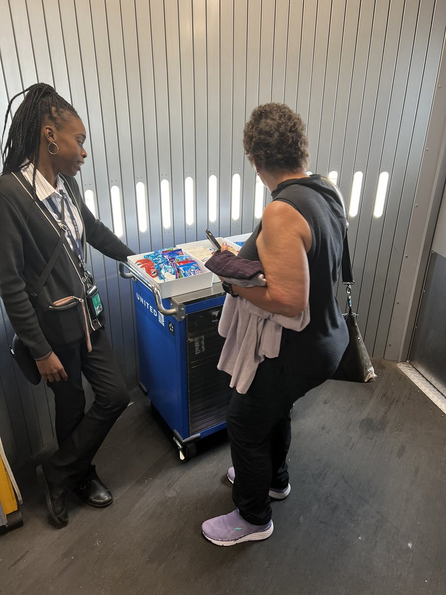 UALCONQR's tweet photo. A small thank you goes a long way! ORDCS giving out smiles and treats for our Frankfurt passengers.  @OmarIdris707 @rickvual @amgabb @pastamama13 @MikeHannaUAL @JMRoitman https://t.co/6pdilucN0d