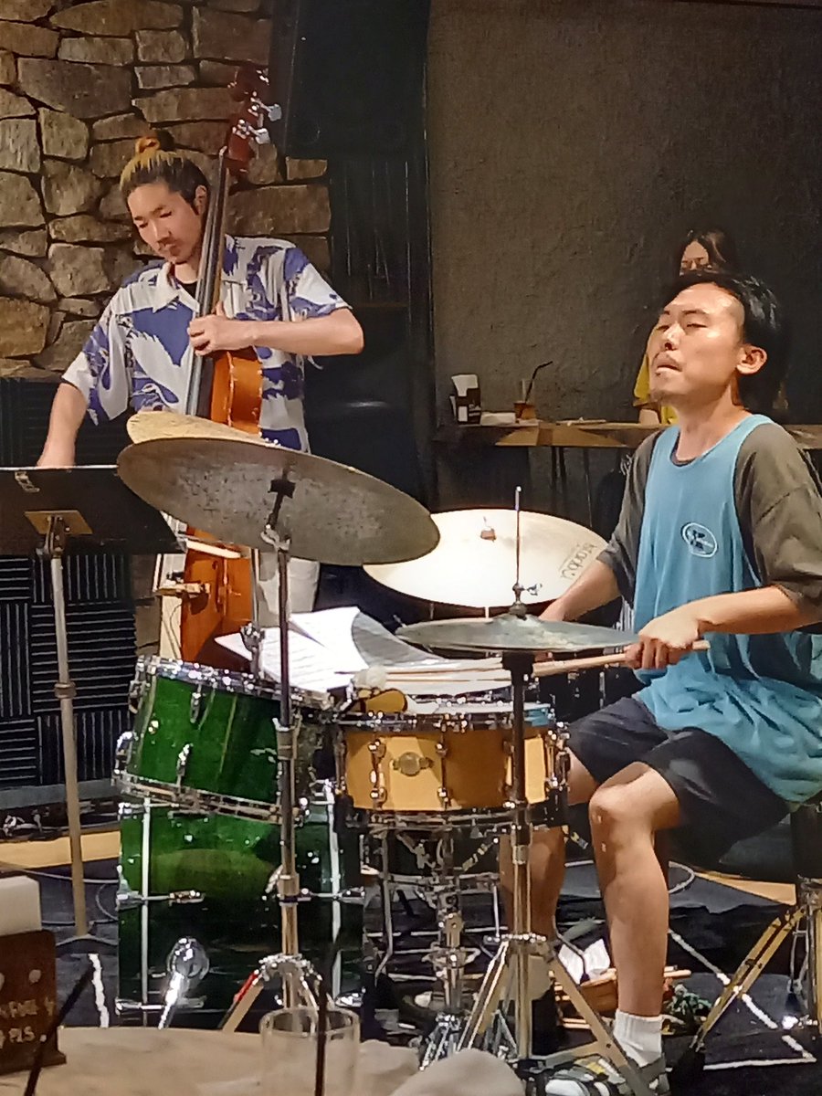 Of4umUjLRHokmzk's tweet photo. 昨晩こちらのライブに行きました♪
オリジナル曲中心でしたが、
Mile Davisの FLAMENCO SKETCHES をこの編成でやってくれました！
聞き応えあったなぁ～☺️👍💙
ｱﾙﾊﾞﾑを改めて聴いてみよう。
#miledavis
#kindofblue
#bodyandsoul
#jazz🔰 https://t.co/UAeoalYMJi