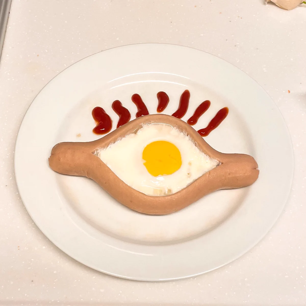 子どもが怖がる！バズっていたソーセージ目玉焼きw