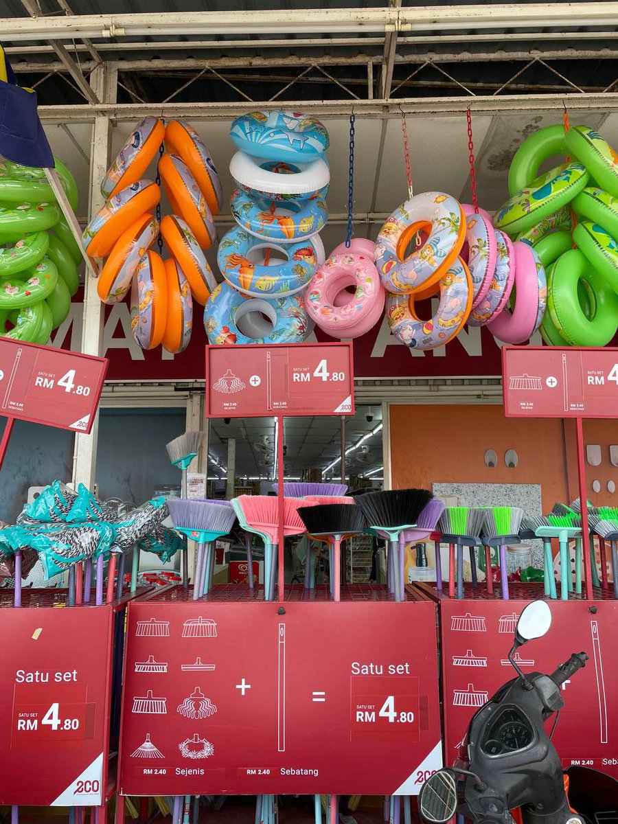 amieshabadi's tweet photo. Eco-Shop Price Increases From RM2.20 To RM2.40

#mrhamz
#jrn500
#bonjournalists
#jrnshahalam
#InflationCrisis https://t.co/rajjOi2NJA