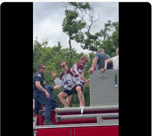 montrealdesign's tweet photo. Wow.. Lehkonnen was absolutely HAMMERED!..
I guarantee you that he'll remember very little about that day :)
#AvsParade #exHabs https://t.co/DzKuD70dfG
