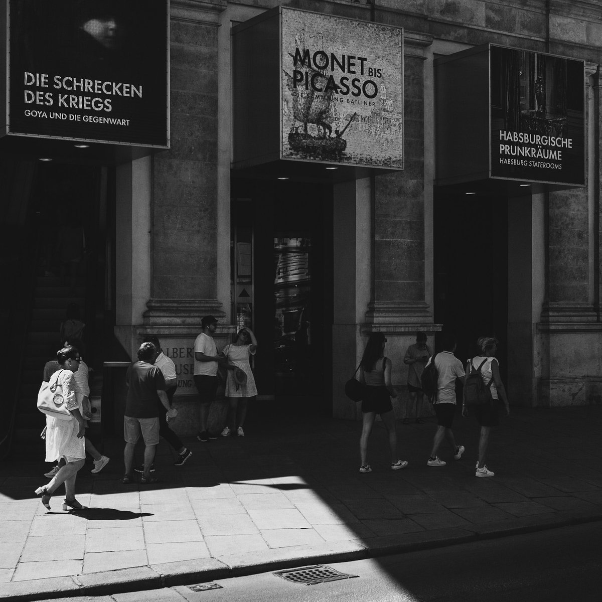 hans_berndl's tweet photo. Albertina, where art meet people … Vienna, Austria
#streetphotography 
#urbanphotography 
#hyperfocal 
#LeicaT 
#TTArtisan28mmf56 
1/800 sec at f/8, ISO 100 https://t.co/SgZ5vh5x3h