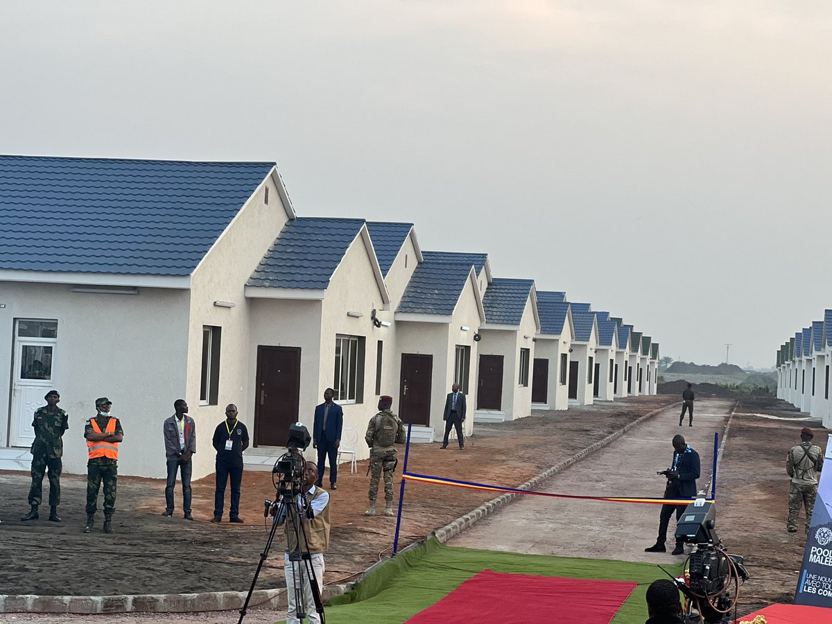FistonMuhindo1's tweet photo. #RDC : Des logements dignes pour nos officiers supérieurs sur le bord du majestueux Fleuve Congo #PoolMalebo. Un pas de plus du plan qui vise à honorer le sacrifice de ceux qui s’engagent pour la défense de la patrie. Remise symbolique par le Commandant suprême #BendeleEkweyaTe🇨🇩 https://t.co/DoGHOfjiZn