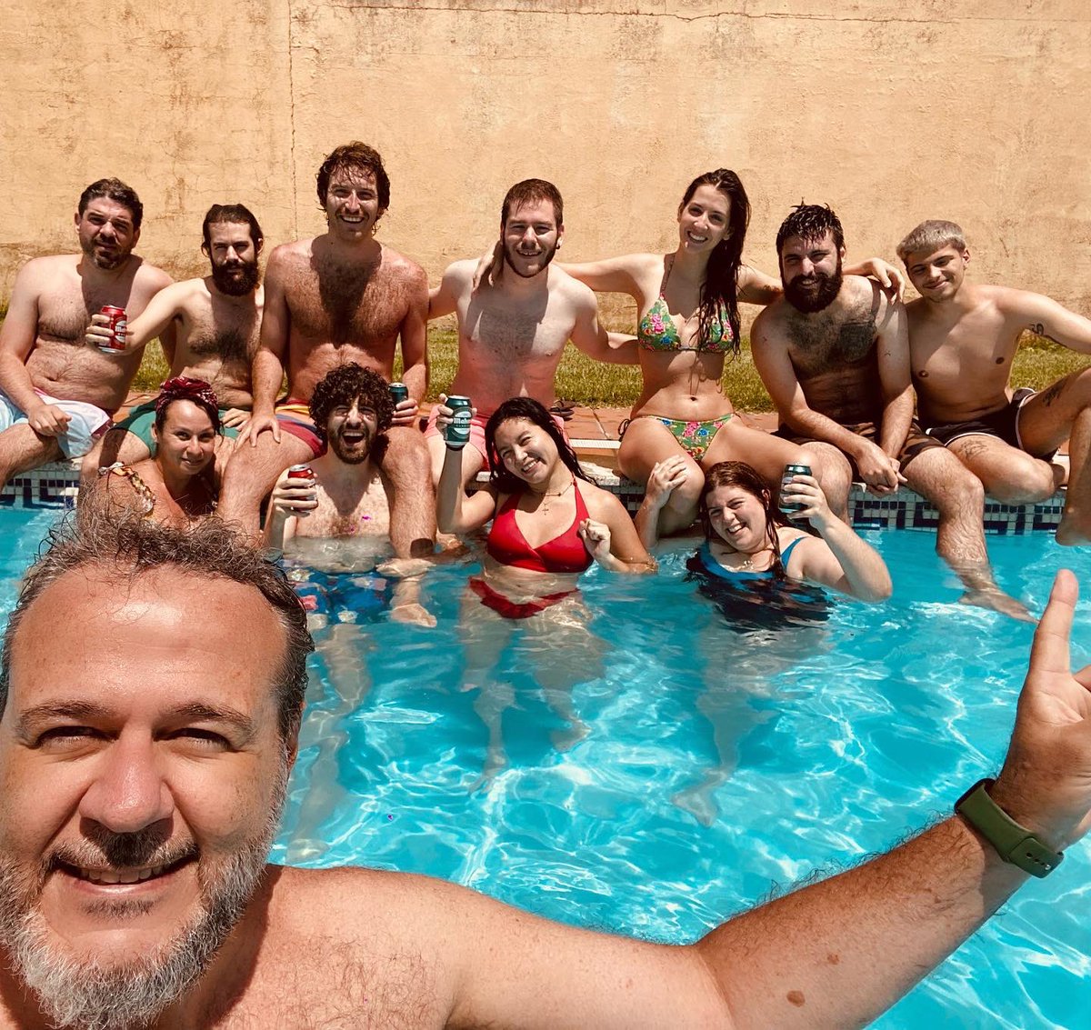 Portu_tv's tweet photo. Fin de semana #TeamBuilding del equipo de #MercaderLab
Ingenieros/as de sonido, productores musicales, studio manager, servicios auxiliares, dpto. audiolibros, freelances, sr. Director y "Tenacitas", un desafortunado bogavante. https://t.co/k14kG7bTOb