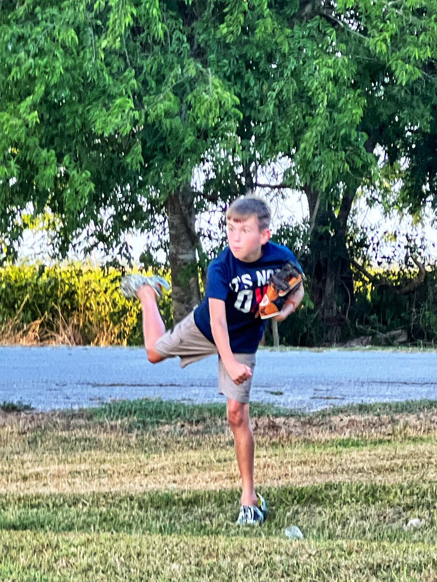 coachroecker's tweet photo. My Saturday night view is better than yours! #RoeckerBoyz #backyardbattles @NikkiRoecker https://t.co/FDiS4q1tih