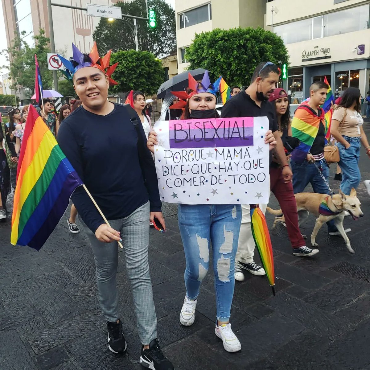 ¡Ni la lluvia nos detiene! 🏳️‍🌈 La Marcha del Orgullo LGBT+ se está llevando a cabo en estos momentos en la capital de #SanLuisPotosí ❤🧡💛💚💙💜