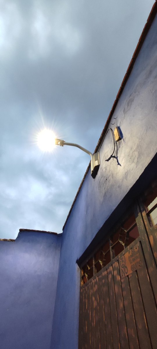 Yazsb's tweet photo. @AlcaldiaMHmx
@mauriciotabe
 Dónde podemos reportar una luz que nos puso la alcaldía? Se averió, antes prendía sólo por las noches pero ahora se queda todo el día y el recibo de luz está llegando muy caro. Por fa díganme dónde podemos llamar o escribir para que vengan a repararla https://t.co/SnJBbBtNPw