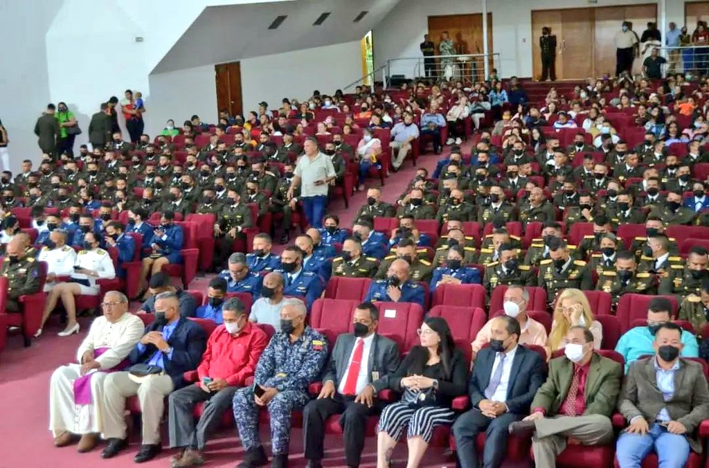 Asistimos a la entrega de condecoraciones y ascensos militares 2022.

A la gloriosa FANB le debemos la defensa de la soberanía del país.

A lealtad de la Fuerza Armada que ha estado junto a nuestro pueblo le rendimos homenaje.

¡Que viva la Fuerza Armada Nacional Bolivariana!