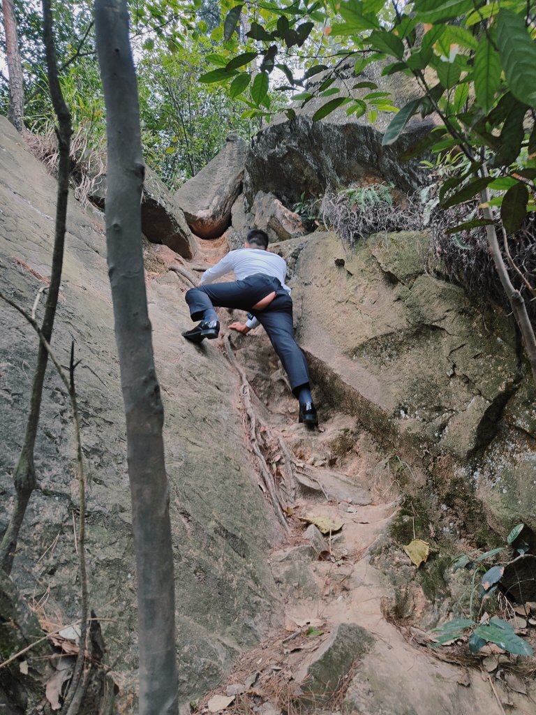 穿着正装皮鞋爬山的领导西裤破了你要怎么办？