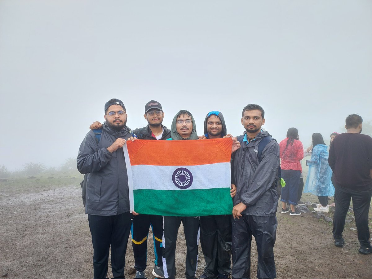 ChapaneriaDev's tweet photo. कुछ जगहो की खूबसूरती शायद तस्वीरें भी बयान नहीं कर सकतीं।
वो आंखों में केद है , हमेशा के लिए....!!! 👍👍
#climbwithtricolor @invinciblengo https://t.co/7axJIHKsFW