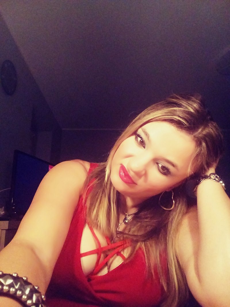 of ya canım sıkıldı ne yapayım sence özele geçelimmi. müsait misin ?