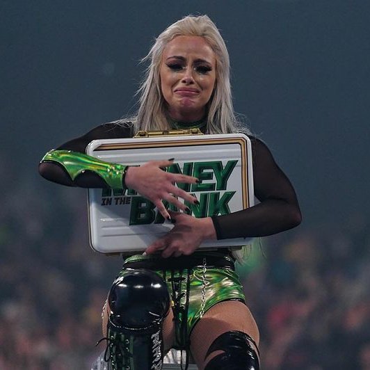 Spot_Fest's tweet photo. ✅ Ganar el Maletín de #MITB
✅ Ganar su primer Campeonato individual y convertirse en la NUEVA CAMPEONA de #SmackDown 
¡LA MEJOR NOCHE EN LA CARRERA DE LIV MORGAN! 👏🏼 https://t.co/on9eVgyrY2