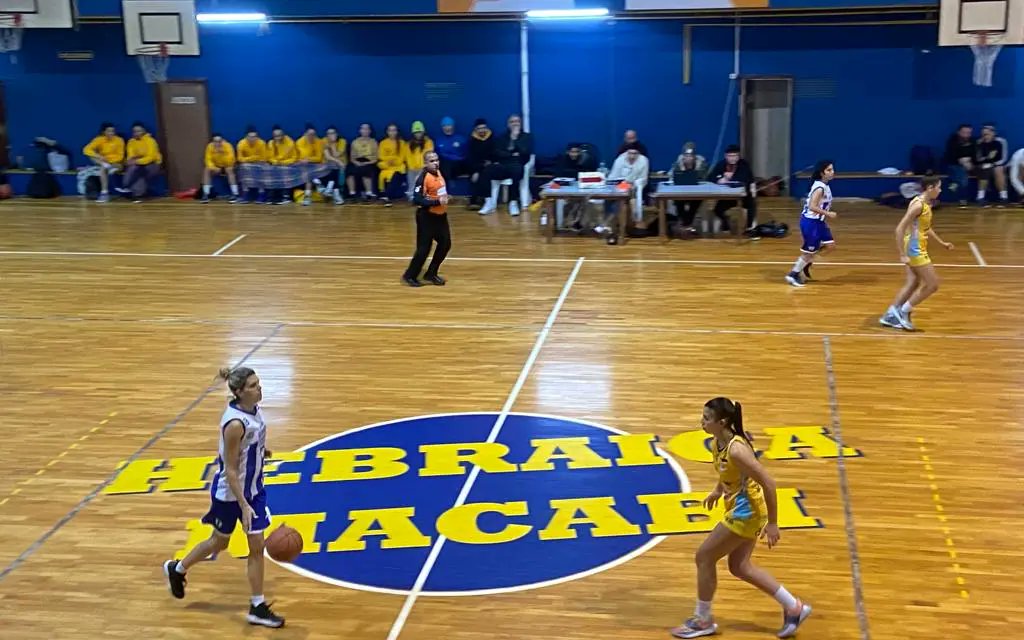 BasquetTotal's tweet photo. #LFBxBT | TARDE DE FIESTA EN LA RAMBLA

Hebraica y Macabi derrotó en su casa a Juventud de Las Piedras por 86 a 52 en un encuentro frenético y con un tercer cuarto alucinante. Crónica al estilo BT de @Bcal_03 

👉 https://t.co/wBa0R92trO https://t.co/pPAVPUZB2Z