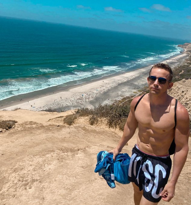 Beach with my mans. https://t.co/IJD8Vfzdkk<a href="/tag/moschino"class="tags"><span>#moschino</span></a>