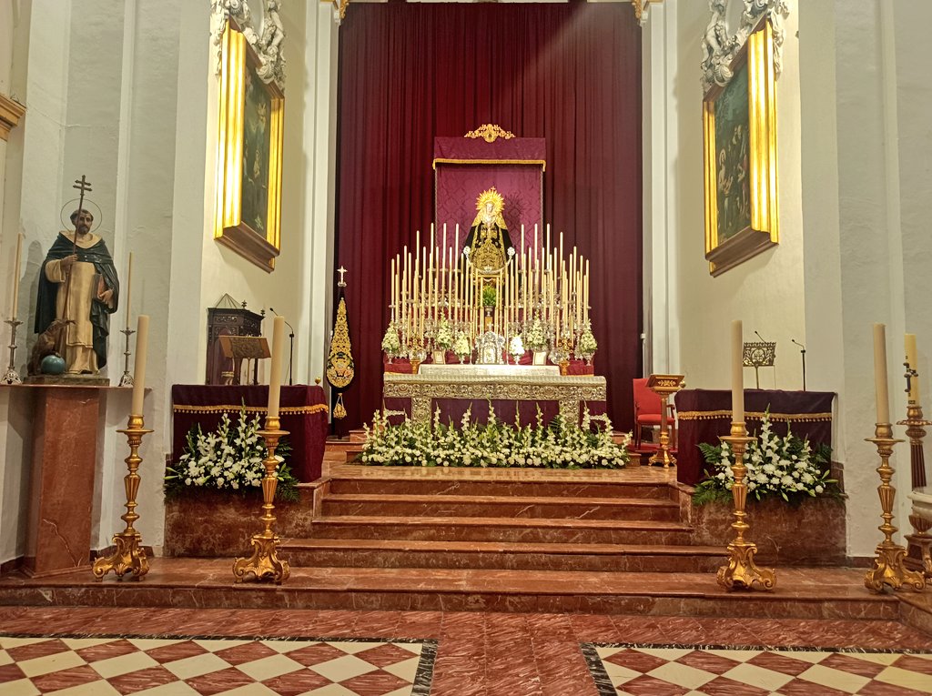 doloresdlpuente's tweet photo. Nuestra Señora de los Dolores, preside el altar mayor de la Parroquia de Santo Domingo, para la Solemne Eucaristía conmemorativa de su 275 Aniversario, ocasión para la que ha sido engalanado  el templo de forma especial #CofradíasMLG https://t.co/dpocKV9G92
