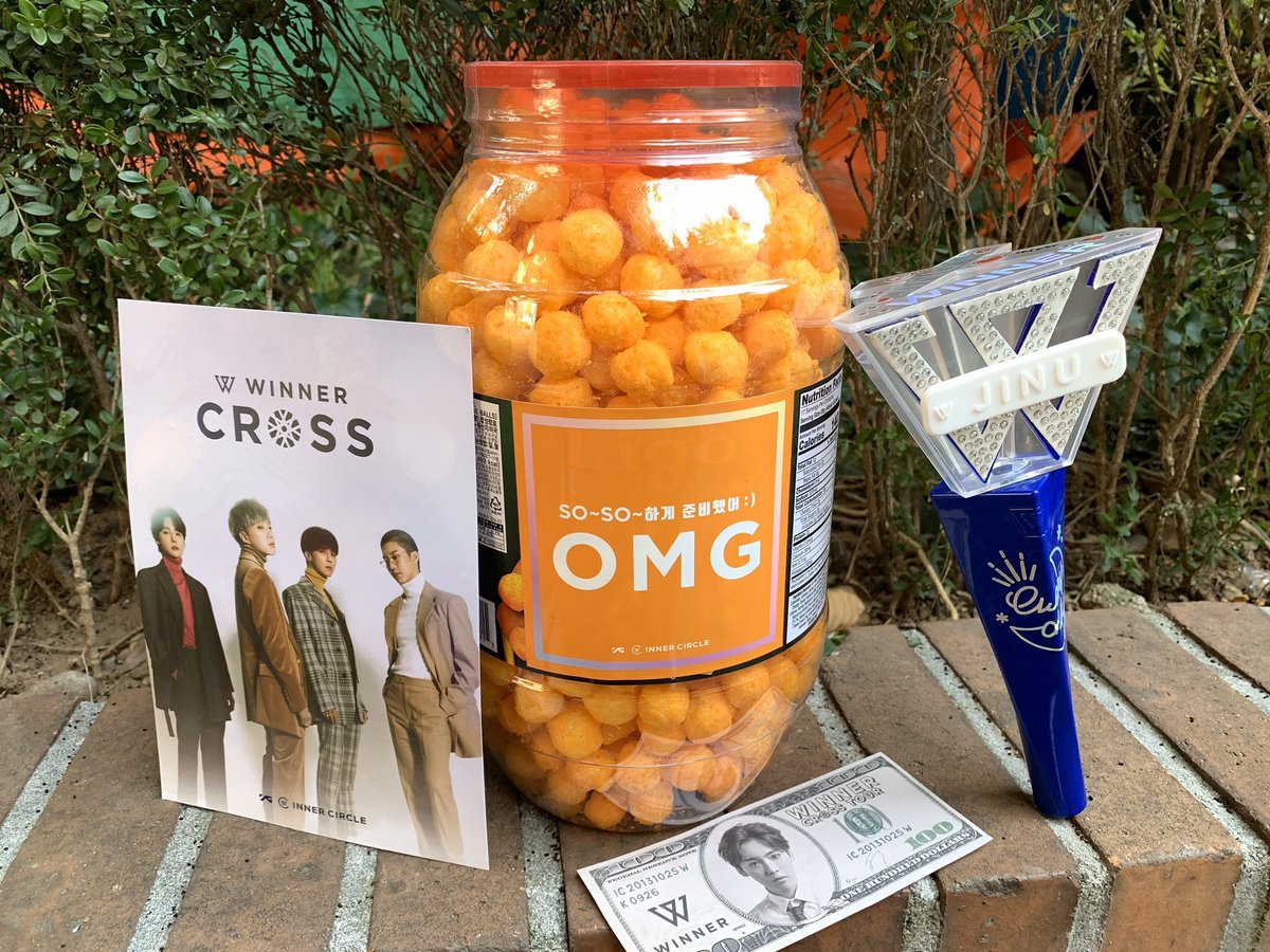 w0817_'s tweet photo. aside from interactions, WINNER also giving foods and &amp; any other essentials for ICs as a fanservice / gift 💙

ㅡ a thread~

#WINNER #위너 #김진우 #이승훈 #송민호 #강승윤 https://t.co/BvA6Yx1qCe