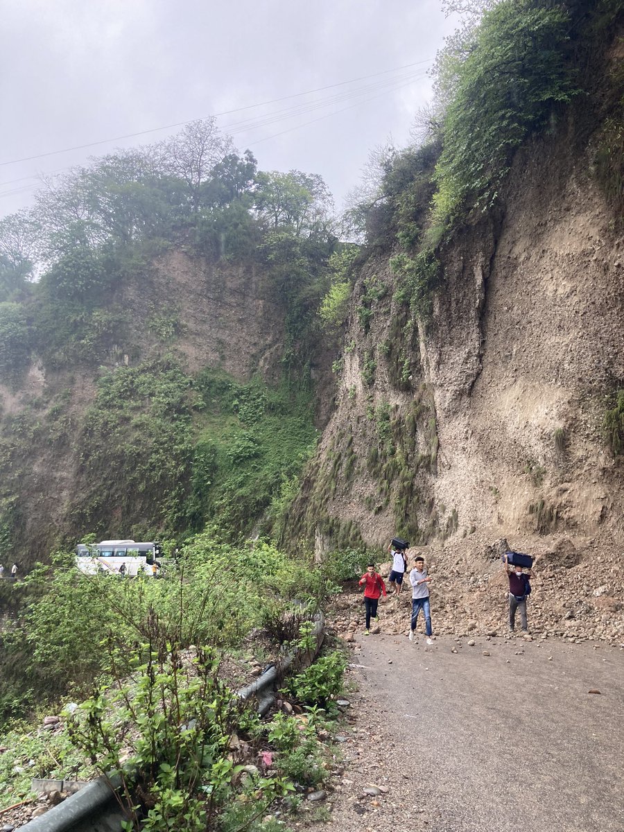 nsaha728's tweet photo. #landslid #HimachalPradesh #roadblock #traffic #highway https://t.co/5bVKpnhY6k