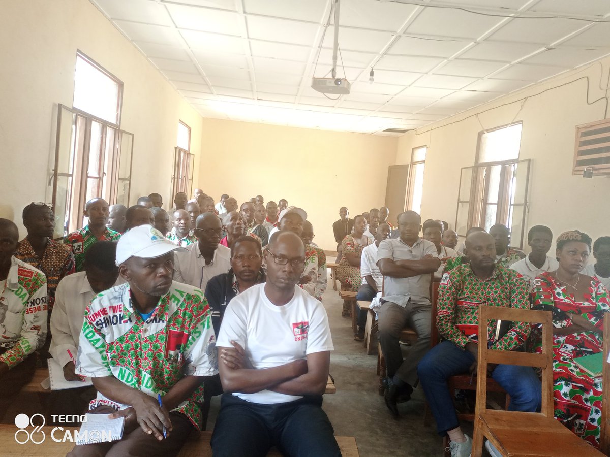 CNDDFDDBururi's tweet photo. Kur'uyu wa 02/07/2022, Umunyamabanga wa @CnddFdd muri @Province_Bururi @IRADUKUNDAD5 yaragiranye umwiherero n'abagumyabanga b'indongozi ba zone #Gasanda Komine #Bururi aho bigiye hamwe ivyotuma amajwi aduga muri 2025. Ivyo bibaye inyuma yo kugendera imitumba yose igize iyo zone. https://t.co/B7OVghtMXF