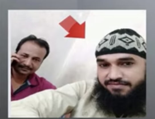 SanjayAzadSln's tweet photo. Pic1: कन्हैया लाल का हत्यारा रियाज़ BJP नेता राजस्थान के LOP गुलाब चन्द्र कठेरिया के साथ।
Pic2: रियाज़ उदयपुर BJP ज़िलाध्यक्ष रवीन्द्र श्रीमाली के साथ।
Pic3: रियाज़ BJP नेता ताहिर के साथ।
BJP के कार्यकर्ता रियाज़ ने कन्हैयालाल की हत्या क्यों की?
BJP ख़ामोश क्यों है? https://t.co/uk6J64aS1o