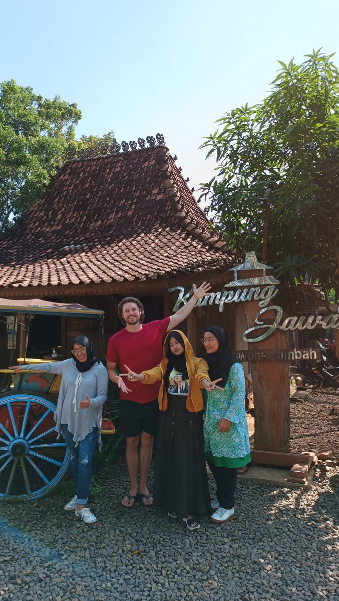 jacintha_box's tweet photo. Sarapan asik, sedep, sampai si Max nambah2 nasinya. Alhasil capek desye slonjoran di amben. Bye Max I got my bed, I got food... He said. Terimikici tim Pawon Simbah, kalian super!! Mas @arieparikesit
ga bisa jauh2 dr cobek, luwes kali
#KelanaRasaBatang
#KelanaRasaxKAI
#JavaChic https://t.co/PKZn6qfVNs