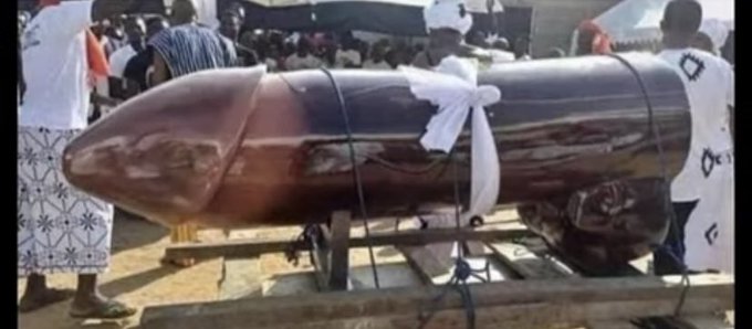 En Ghana entierran a las personas en ata&uacute;des seg&uacute;n su profesi&oacute;n. Mi ata&uacute;d: https://t.co/hKSNwpMmIQ<a href="/tag/muchosdiasdecuarentena"class="tags"><span>#muchosdiasdecuarentena</span></a>
