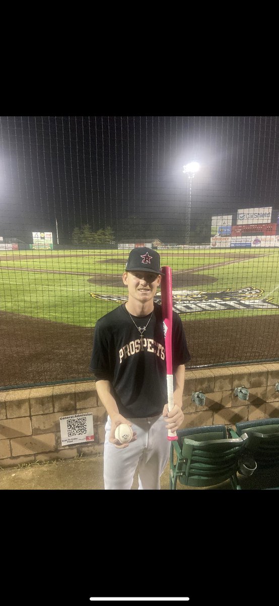 DSowerwine's tweet photo. Pink bat = Bombs 💣💣 🌸
@stlprospects 
@CarShieldCL https://t.co/saBNTvfDJX