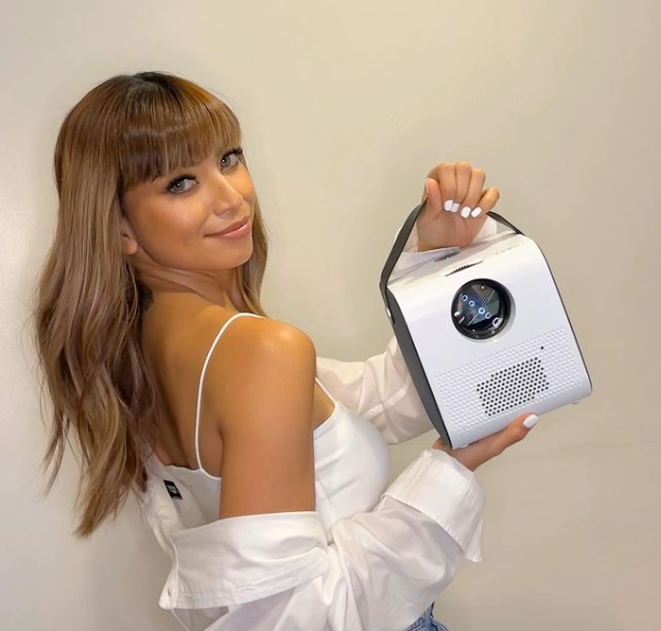 Katrina13693249's tweet photo. Been researching for projectors because I wanted to set up an outdoor/ indoor home cinema and I came across this one from @lumosprojector_ph

It’s very easy to set up and has built-in Dolby speakers and apps like Netflix and Youtube. https://t.co/vO2kh37Sy3