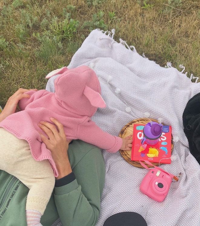 LTHSHOUSE's tweet photo. Au larry 
Donde H’arry vive en el campo con su pequeña hija y necesita la ayuda de un inquilino.
o 
Donde L’ouis está cansado de la rutina y consigue un nuevo trabajo. https://t.co/llZH12Fnvt