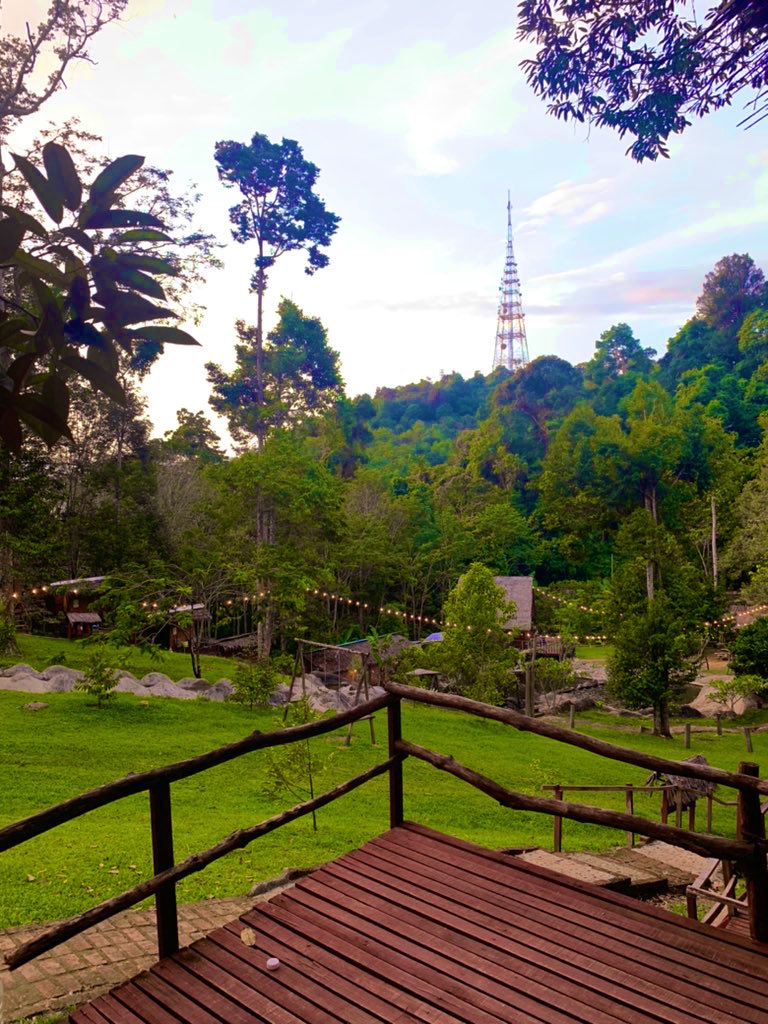 Good to stay here,
Harga murah tempat cantik dan sejuk. 
5 min walk to mini air terjun
Boleh order breakfast and lunch
Makan durian percuma 😍

📍Masbro Hidden Village, Lenggong Perak.