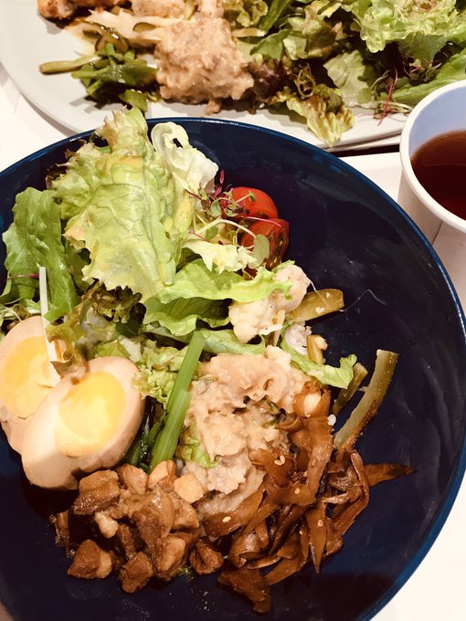 電車止まってるからタクシーにしてホテルチェックイン
ひつまぶし食べたかったけど予定ズレたのとお腹減り過ぎたのでホテルのカフェご飯
美味しい〜生き返る 