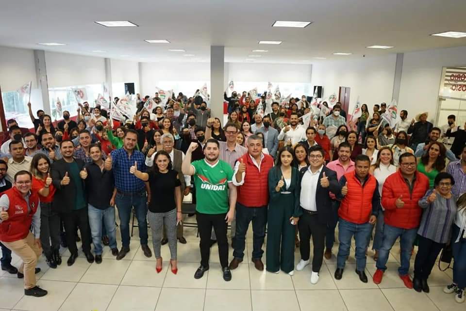 AbiArredondo's tweet photo. Los jóvenes tienen la energía y entusiasmo que nuestro país necesita; un país que demanda un relevo generacional, hagamos equipo para lograrlo.

Felicidades @ChemaIbarraH y Genevith, segura estoy que harán un gran trabajo al frente de la @RJXMex en #Querétaro. https://t.co/zsBHW1ikNT