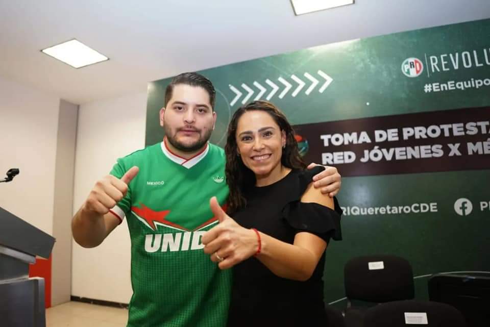 AbiArredondo's tweet photo. Los jóvenes tienen la energía y entusiasmo que nuestro país necesita; un país que demanda un relevo generacional, hagamos equipo para lograrlo.

Felicidades @ChemaIbarraH y Genevith, segura estoy que harán un gran trabajo al frente de la @RJXMex en #Querétaro. https://t.co/zsBHW1ikNT