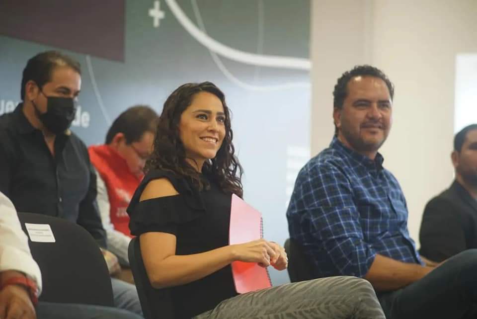 AbiArredondo's tweet photo. Los jóvenes tienen la energía y entusiasmo que nuestro país necesita; un país que demanda un relevo generacional, hagamos equipo para lograrlo.

Felicidades @ChemaIbarraH y Genevith, segura estoy que harán un gran trabajo al frente de la @RJXMex en #Querétaro. https://t.co/zsBHW1ikNT