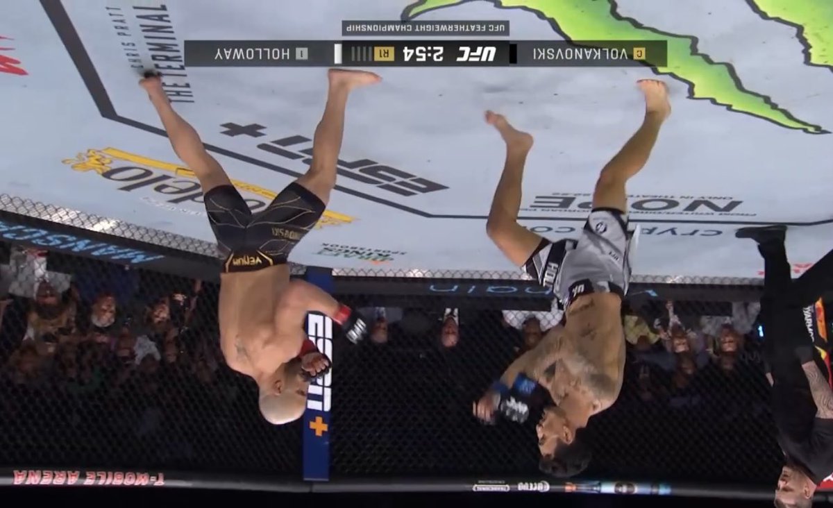 _StrangleSquad's tweet image. Imagine being in Australia and having to watch Volkanovski vs Holloway like this