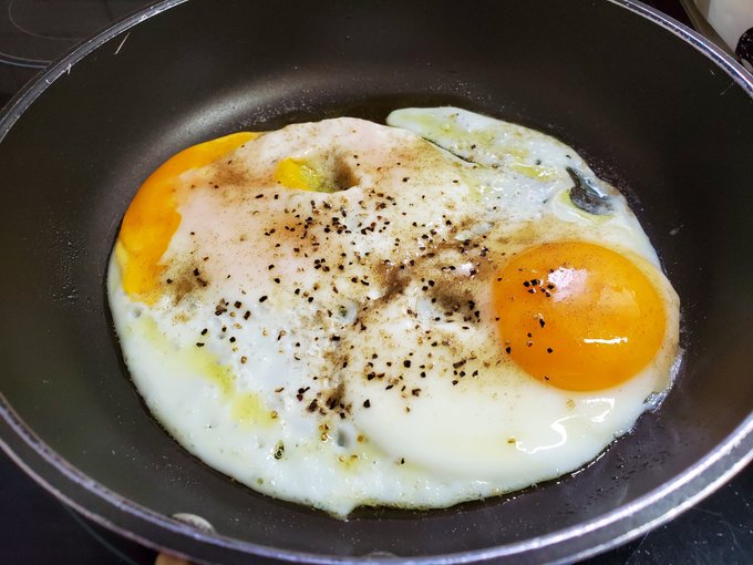 ここまで不味そうな目玉焼きを作ることができてしまった。 