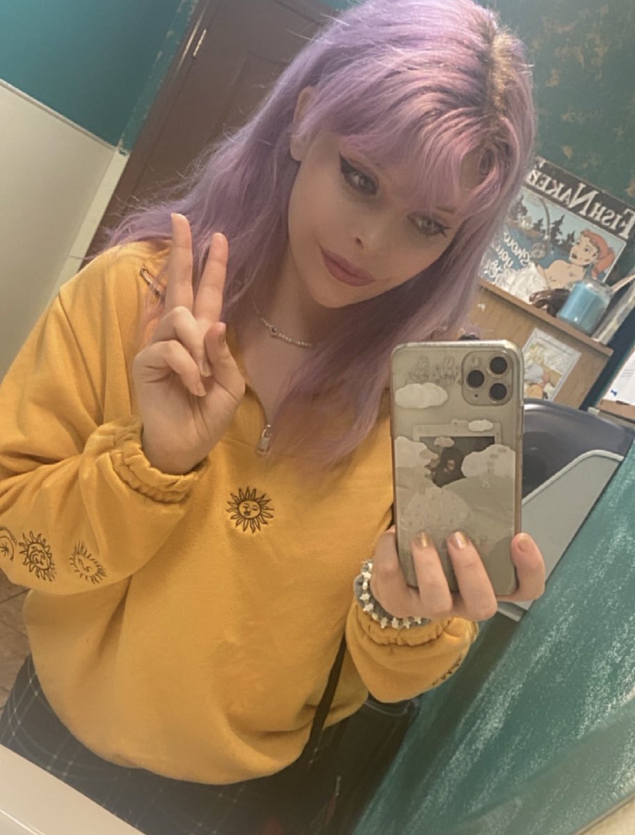oshiipeachi's tweet photo. Hello I can’t stop throwing peace signs in the camera https://t.co/lhIfD8zDOt