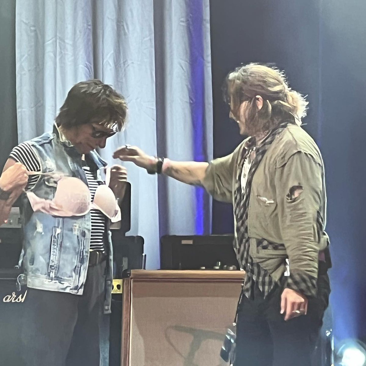 JerrieDepp's tweet image. Still can’t get over this photos of #JohnnyDepp &amp;amp; @jeffbeckmusic holding a bra 🤣 Love them both so much! 🤣❤️

#JusticeForJohnnyDepp 
#NeverFearTruth