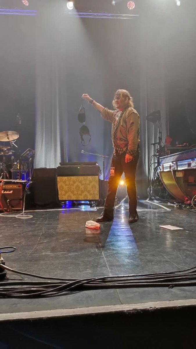 JerrieDepp's tweet image. Still can’t get over this photos of #JohnnyDepp &amp;amp; @jeffbeckmusic holding a bra 🤣 Love them both so much! 🤣❤️

#JusticeForJohnnyDepp 
#NeverFearTruth