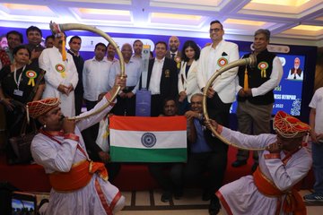 Anurag_Office's tweet photo. 1st Ever #ChessOlympiadTorchRelay reached ✅ City- MUMBAI: 2nd July 

GM @chessgmkunte GM Pravin Thipsay &amp; International Master (IM) Soumya Swaminathan take the Torch forward in Mumbai in presence of eminent dignitaries .

#India4ChessOlympiad 
#AmritMahotsav
@FIDE_chess https://t.co/CNdq9Vrpr5